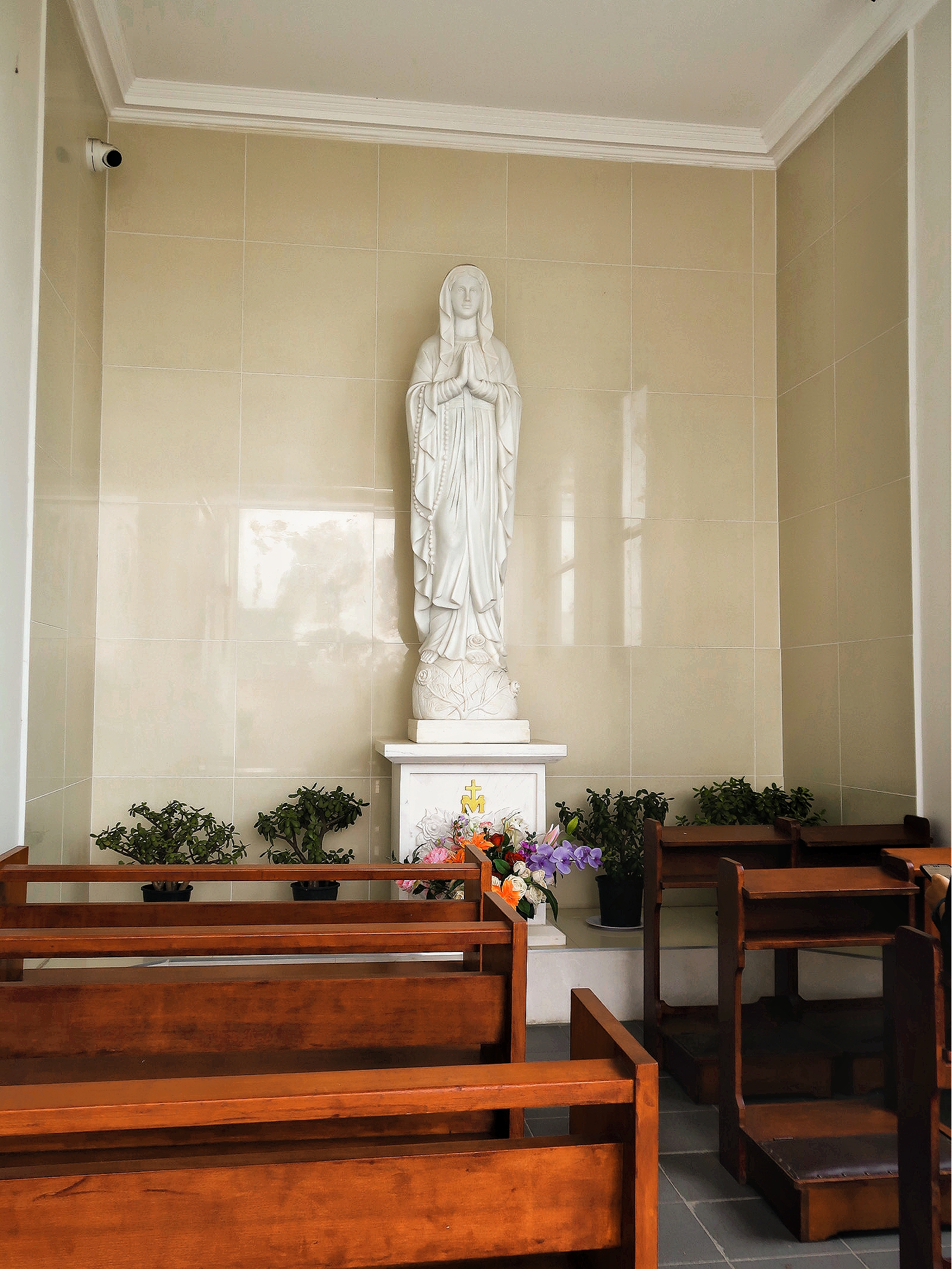 Marble statue of Our Lady praying the rosary